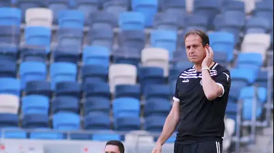 רוני לוי מאמן הפועל חיפה לצד שלומי דורה מאמן סקציה נס ציונה. קובי אליהו