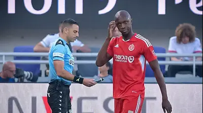 אנטואן קונטה שחקן הפועל תל אביב לאחר הרחקתו. אריאל שלום