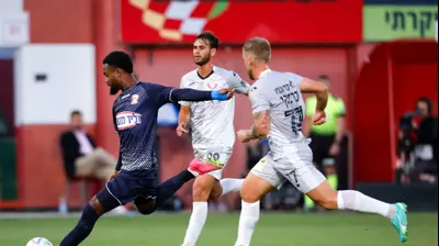 פרדי פלומן בני סכנין לצד ניב גוטליב הפועל חדרה. מאור אלקסלסי