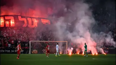 אבוקות ביציע הפועל תל אביב. אריאל שלום