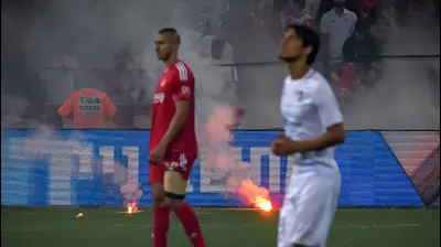 קייס גאנם הפועל תל אביב רועי קהת עירוני קרית שמונה ברקע אבוקות. אריאל שלום