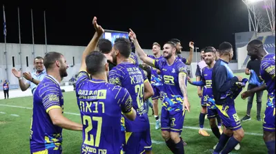 שחקני בני ריינה חוגגים. דני מרון