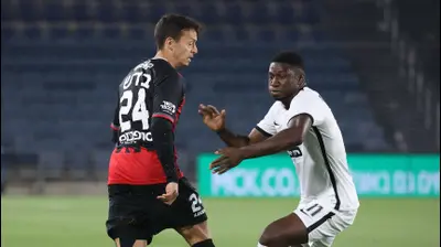 אלטון אקולטסה שחקן מ.ס. אשדוד מול גיא בדש שחקן הפועל ירושלים. ברני ארדוב