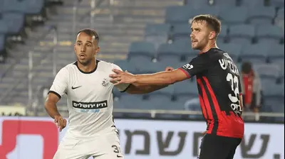 עומר אגבדיש שחקן הפועל ירושלים מול רביד אברג'ל שחקן מ.ס. אשדוד. ברני ארדוב