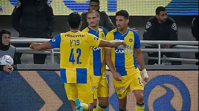 שחקני מכבי תל אביב חוגגים עם יונתן כהן. אריאל שלום