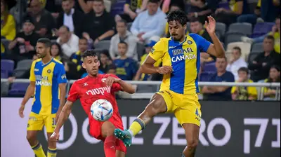 שחקן מכבי תל אביב דור פרץ מול שחקן הפועל באר שבע דור מיכה. אריאל שלום