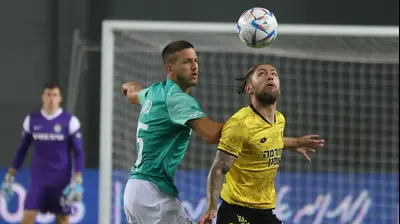 סטניסלב בילנקי שחקן מכבי נתניה לפני רמי גרשון שחקן מכבי חיפה. ברני ארדוב