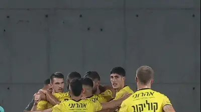 שחקני מכבי נתניה חוגגים עם איגור זלאטנוביץ' (משמאל). ברני ארדוב