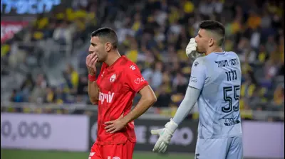 שחקן הפועל באר שבע איתן טיבי עם עומרי גלזר. אריאל שלום