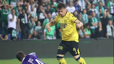 עוז בילו שחקן מכבי נתניה מול ג'וש כהן שוער מכבי חיפה. ברני ארדוב