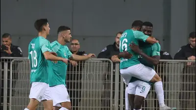 פרנטזי פיירו חוגג יחד עם שחקני מכבי חיפה. ברני ארדוב