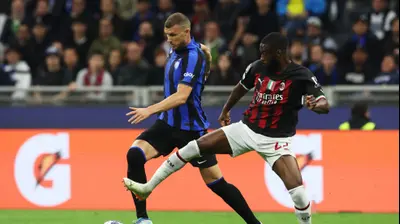 אדין דז'קו אינטר לצד פיקאיו טומורי מילאן. GettyImages