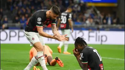 רפאל לאאו לצד אוליבייה ז'ירו מילאן. GettyImages