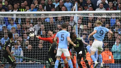 שוער ריאל מדריד טיבו קורטואה עוצר את ארלינג הולאנד חלוץ מנצ'סטר סיטי. Oli SCARFF,GettyImages