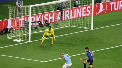 ארלינג הולאנד שחקן מנצ'סטר סיטי בועט מול אינטר, גמר ליגת האלופות 2023. רויטרס