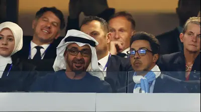 שייח' מנסור הבעלים של מנצ'סטר סיטי ביציע עם מוחמד בן זאיד נשיא איחוד האמירויות. רויטרס