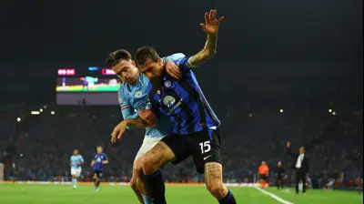 פרנצ'סקו אצ'רבי שחקן אינטר לפני ג'ק גריליש שחקן מנצ'סטר סיטי, גמר ליגת האלופות 2023. רויטרס