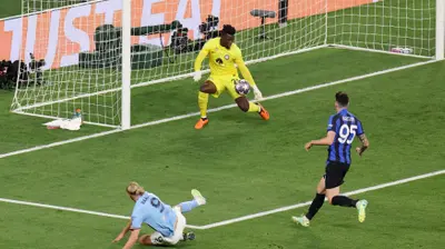 אנדרה אונאנה שוער אינטר עוצר את ארלינג הולאנד שחקן מנצ'סטר סיטי, גמר ליגת האלופות 2023. רויטרס