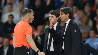 סימונה אינזאגי מאמן אינטר עם השופט הרביעי אישטבן קובאץ', גמר ליגת האלופות 2023. רויטרס