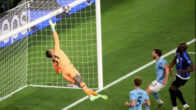 שוער מנצ'סטר סיטי, אדרסון, בגמר ליגת האלופות 2023 נגד אינטר אחרי כדור למשקוף. Alex Grimm,GettyImages