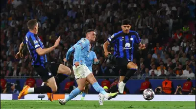 שחקן מנצ'סטר סיטי פיל פודן, מול שחקן אינטר, ראול בלאנובה. גמר ליגת האלופות 2023. רויטרס