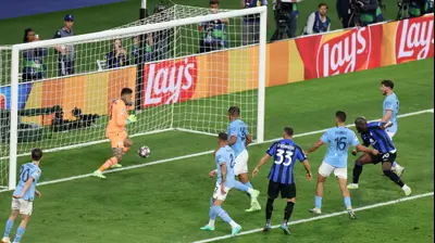 שוער מנצ'סטר סיטי, אדרסון, עוצר נגיחה של רומלו לוקאקו, שחקן אינטר. גמר ליגת האלופות 2023. רויטרס