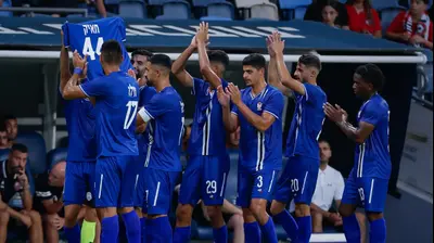 שחקני בני סכנין חוגגים עם חולצתו של נביל חאיק. מאור אלקסלסי