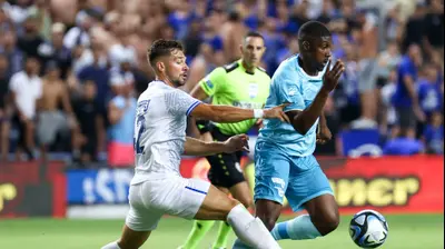 שחקן הפועל פתח תקוה אנדרה טיישיירה, מול שחקן מכבי פתח תקוה, סאליו גינדו. דני מרון