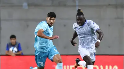 שחקן הפועל פתח תקוה ג'ימי אלכסיס, מול שחקן מכבי פתח תקוה, ירדן כהן. דני מרון