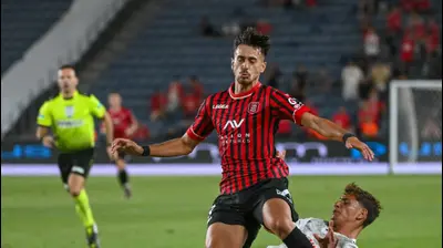 שחקן הפועל תל אביב טל ארצ'ל, מול שחקן הפועל ירושלים אור רויזמן. ברני ארדוב