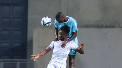 מואיז אדילהו שחקן מכבי פתח תקוה נוגח מעל פורצ'ן באסי שחקן הפועל פתח תקוה. דני מרון