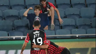 עידן דהן שחקן הפועל ירושלים חוגג שער. ברני ארדוב