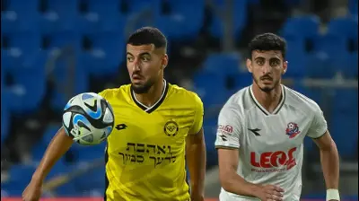 שחקן מכבי נתניה נאסים אואמו, לפני שחקן הפועל חיפה איתי בוגנים. ברני ארדוב