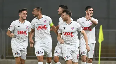 גיא מלמד חוגג יחד עם שחקני הפועל חיפה. ברני ארדוב