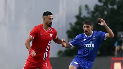 בירם כיאל, קשר בני סכנין, מול רוי נאווי, שחקן הפועל פתח תקוה. דני מרון