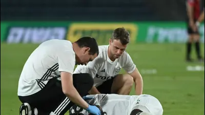 עלי מוחמד שחקן מכבי חיפה מקבל טיפול. ברני ארדוב