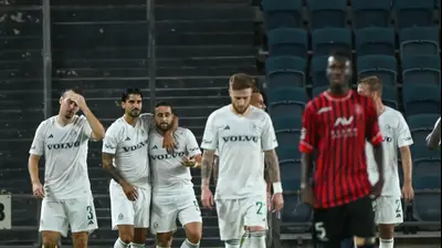 דיא סבע עם ליאור רפאלוב שחקני מכבי חיפה חוגגים. ברני ארדוב