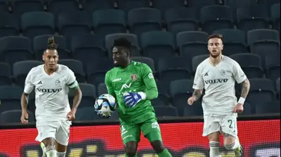 אדבאיו אדליי שוער הפועל ירושלים בין פייר קורנו, צ'ארון שרי שחקני מכבי חיפה. ברני ארדוב