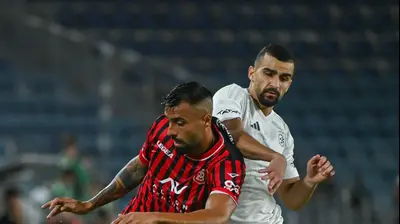 שחר פיבן שחקן הפועל ירושלים לפני מחמוד ג'אבר שחקן מכבי חיפה. ברני ארדוב