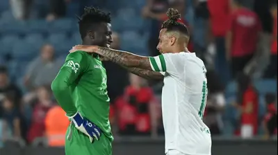 צ'ארון שרי שחקן מכבי חיפה עם אדבאיו אדליי שוער הפועל ירושלים. ברני ארדוב