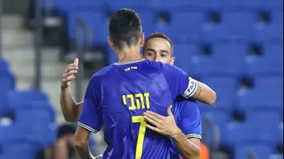 שחקן מכבי תל אביב קיקו בונדוסו עם ערן זהבי. דני מרון