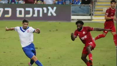 שחקן הפועל באר שבע, אנדרה פוקו, מול שחקן הפועל פתח תקוה רוי נאווי. אודי ציטיאט