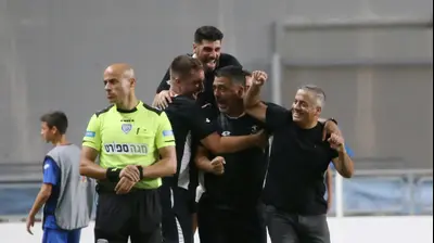 מאמן הפועל פתח תקוה, עופר טסלפפה חוגג עם אנשי הצוות. אודי ציטיאט