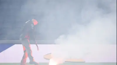 אבוקה שנזרקה לכר הדשא על ידי אוהדי בני סכנין. מאור אלקסלסי