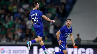 אדריאן פאון שחקן בני סכנין חוגג שער, איתו אביב סולומון. מאור אלקסלסי