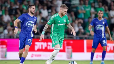 פייר קורנו שחקן מכבי חיפה לפני אדריאן פאון שחקן בני סכנין. מאור אלקסלסי