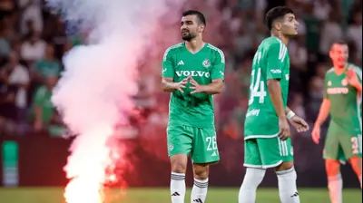 מחמוד ג'אבר שחקן מכבי חיפה, מאחוריו אבוקה שנזרקה למגרש. מאור אלקסלסי