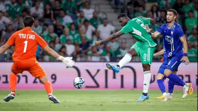 פרנזי פיירו שחקן מכבי חיפה מחמיץ מול ניקולאס האגן שוער בני סכנין. מאור אלקסלסי