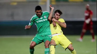 שחקן מכבי חיפה עילאי חג'ג', מול שחקן ויאריאל, אדריה אלטימירה. רויטרס