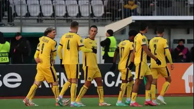 שחקני מכבי תל אביב חוגגים עם ערן זהבי. מכבי תל אביב,אתר רשמי